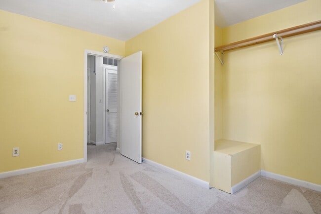 Building Photo - Two-Bedroom Townhouse Near Bus Line – Pet Friendly