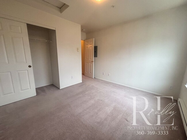 Building Photo - Spacious 3-Bed Condo with Vaulted Ceilings...