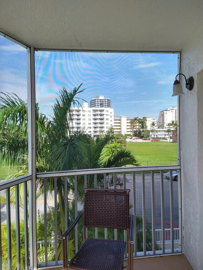 Building Photo - 720 Bayshore Dr