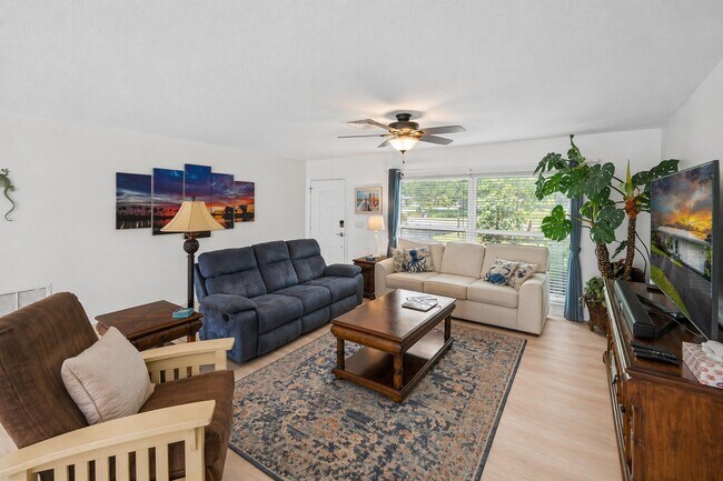 Building Photo - 2066 5th Ct SE