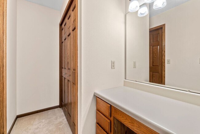 Building Photo - Perfect Townhome with Garage. PETS WELCOME