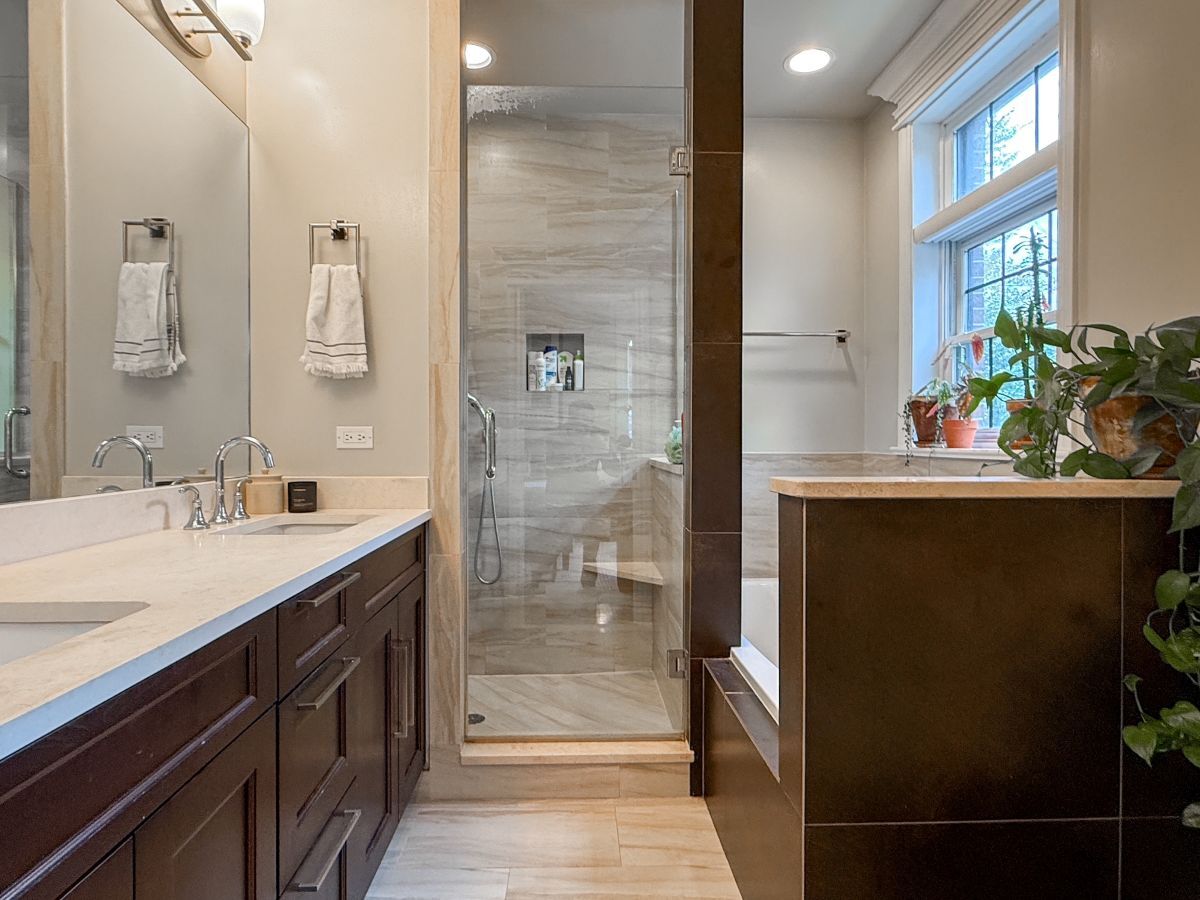 Building Photo - 927 W Agatite Ave