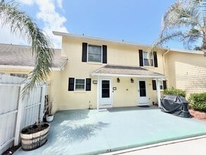 Building Photo - 1355 Villa Ln