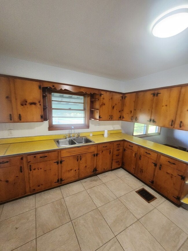 Building Photo - Charming 2 bedroom 1 bath with large rooms...