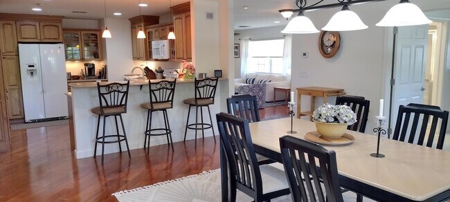 Building Photo - 9583 SE Little Club Way S
