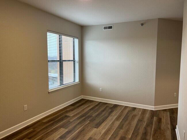 Building Photo - 1155 Ford Rd