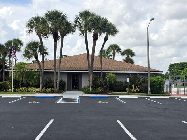 Building Photo - 9430 S Meadows Cir
