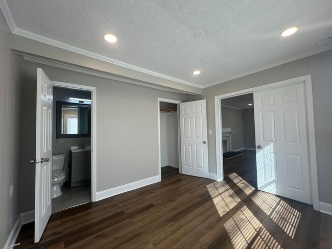 Building Photo - **MOVE-IN Special $500 off the 1st full month's rent with lease signed by 12/10/25**