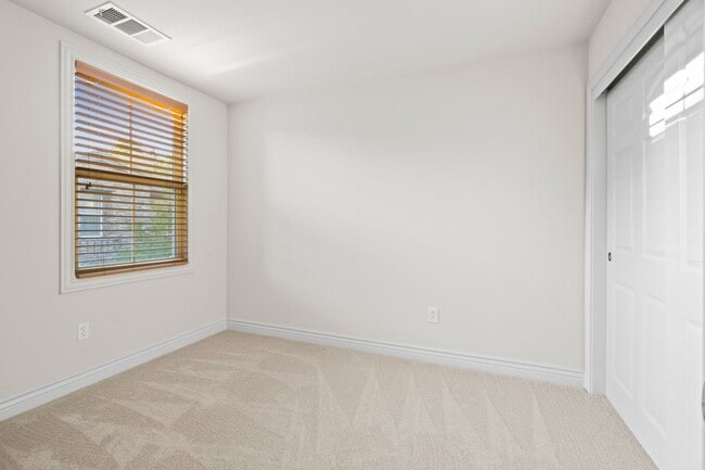 Building Photo - PRIVATE TOWNHOME NEAR DOWNTOWN STROLL TO E...