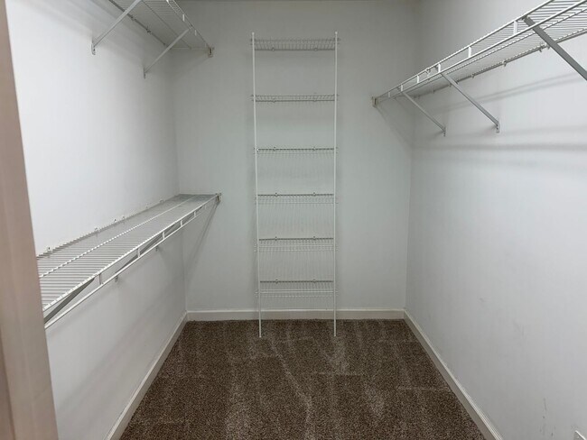 Building Photo - AVAILABLE TO SHOW!!!