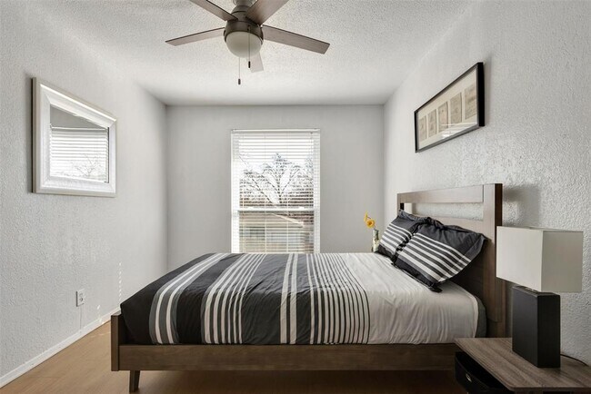 Building Photo - 2401 Manor Rd