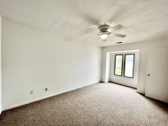 Building Photo - 622 Pinewood Dr