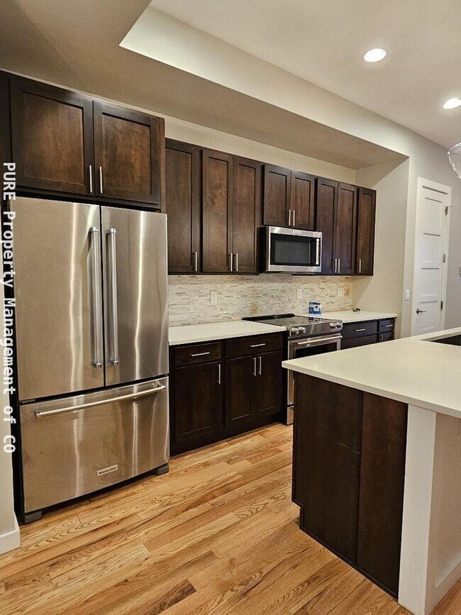 Building Photo - Beautiful 2 BR 4BA in the Highlands
