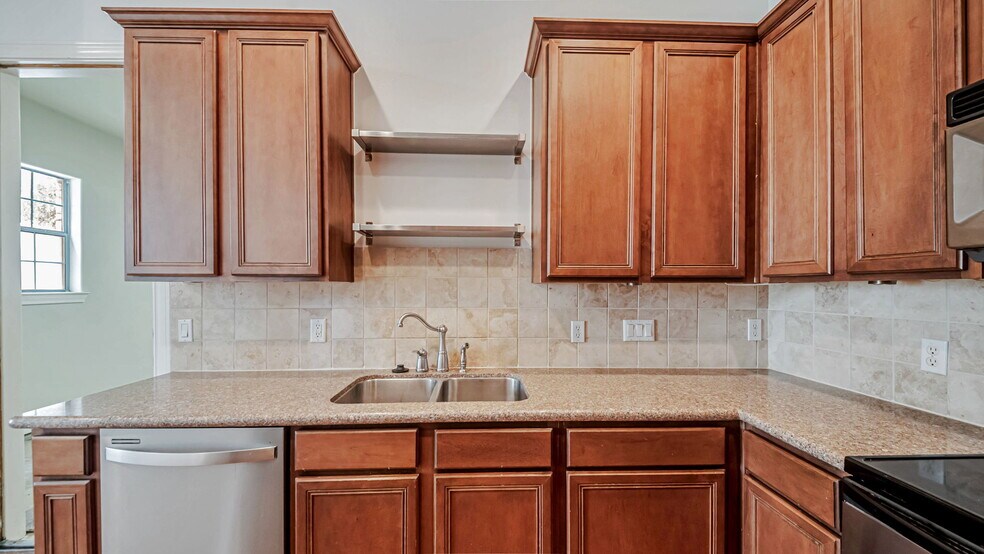 Building Photo - 9134 Lakes At 610 Dr