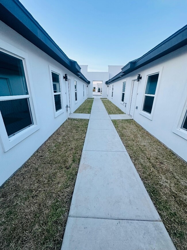 Building Photo - 2012 Selena St