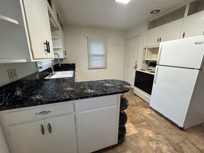 Building Photo - Lovely 2 bedroom Upstairs of a Duplex for ...
