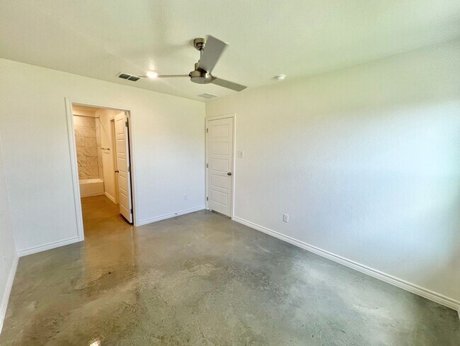 Building Photo - ** NEW / BEAUTIFUL / SPACIOUS / MODERN **