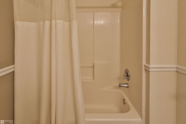 Building Photo - Bright, spacious 2-bedroom / 2-bath condo available now!