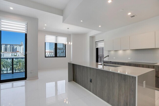 Building Photo - 275 Giralda Ave