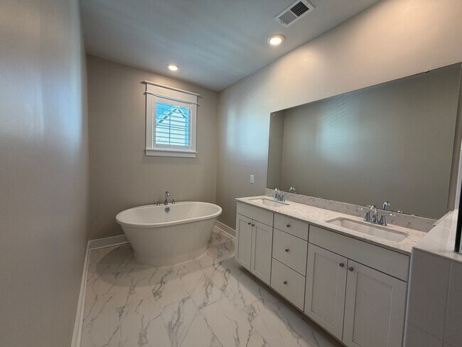 Building Photo - Midtown Townhouse