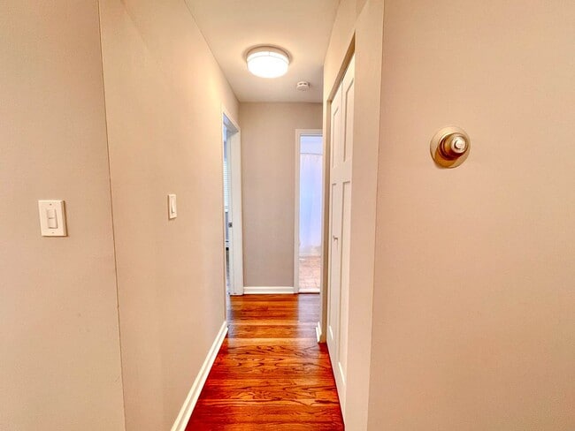 Building Photo - Birmingham Condo!