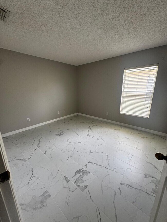 Building Photo - Spacious 4 bedroom house in Waterford Chase