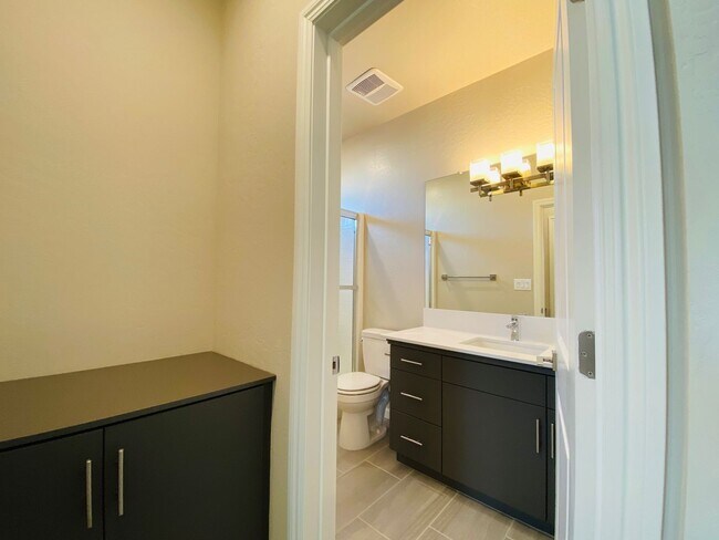 Building Photo - COMING SOON! $2,750 Ashlan & Highland, 4 B...