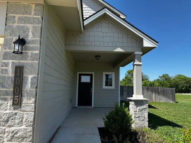 Building Photo - 4 bed 3 bath new build in the Lakes at University Place