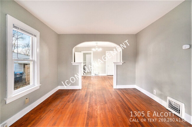 Building Photo - 1305 E Alcott-