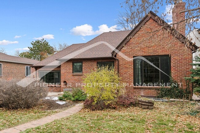Building Photo - Spacious Home with Central AC and Washer/Dryer