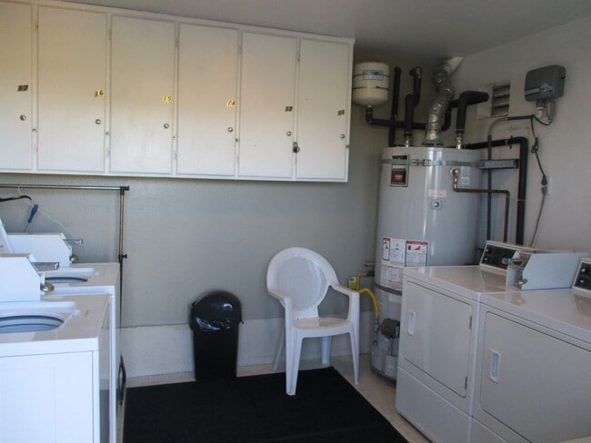 Building Photo - Desirable & Spacious Pt Loma Fully Updated 1 BDR 1 BA Apartment