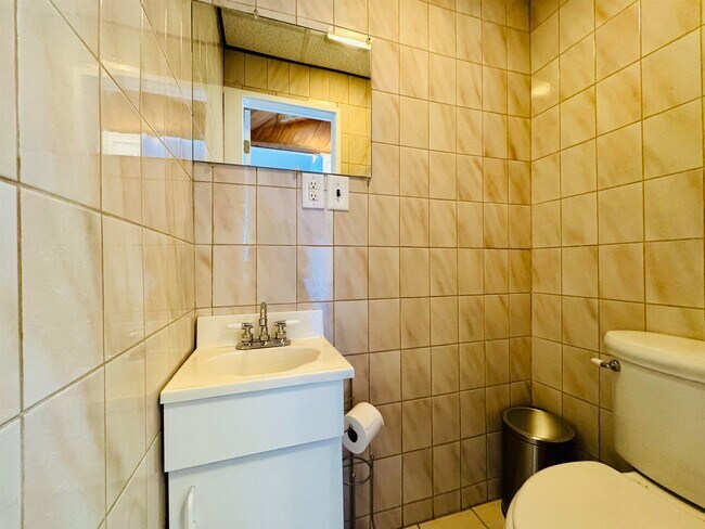 Building Photo - 16 W 51st St