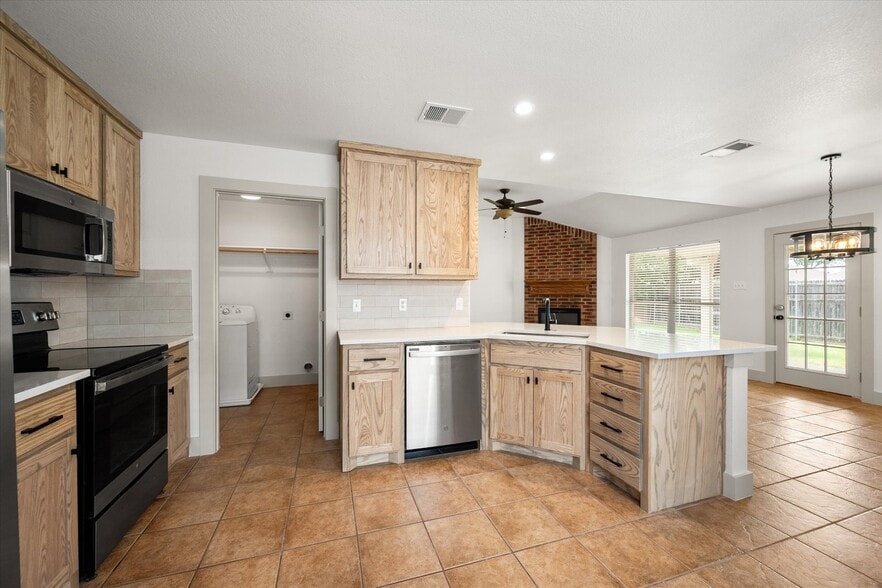 Building Photo - 5021 Bayberry Dr