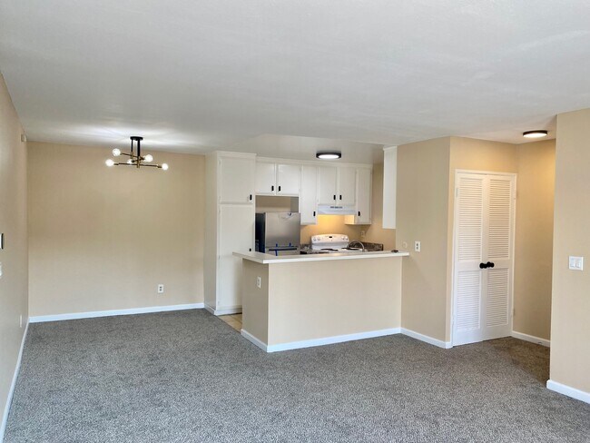 Building Photo - 2521 W Sunflower Ave