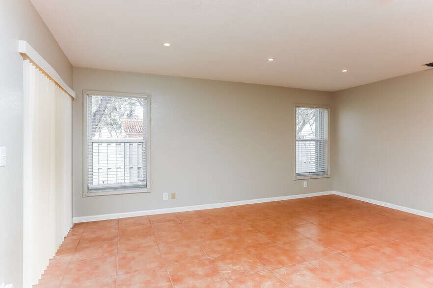 Building Photo - 6031 NW 42nd Way