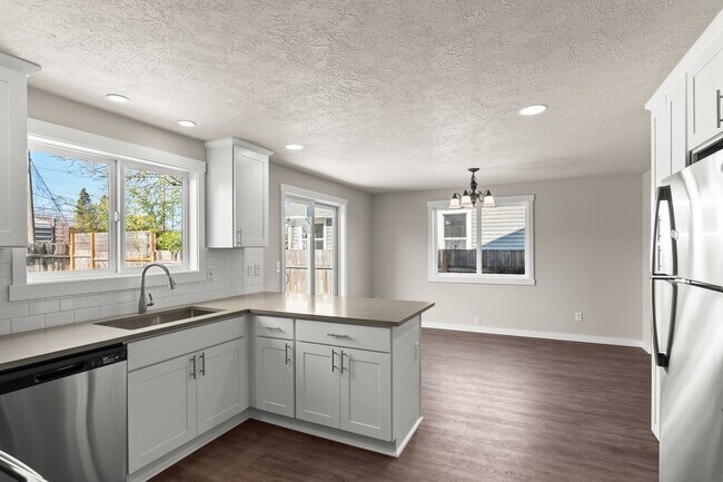 Building Photo - 5649 SE 83rd Ave