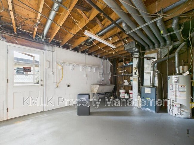 Building Photo - 1323 Hilton Dr