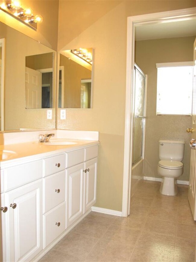 Building Photo - Four Bedroom Three Bathroom Home in Murrieta!