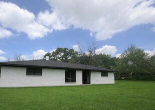 Building Photo - 143 Hollyvale Dr