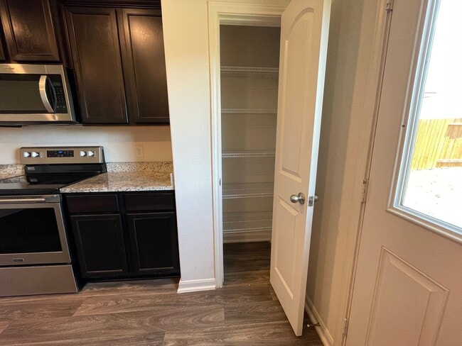 Building Photo - Gorgeous 3 bedroom | 2.5 bath home in great location!