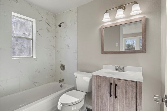 Building Photo - 320 NE 31st St