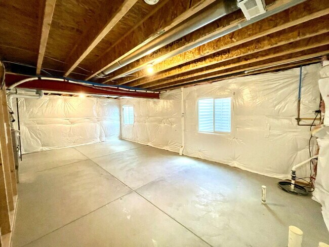 Building Photo - Beautiful 4 Bed 2.5 Bath with 2 Car Garage Home with Fenced Backyard in High Point at DIA!