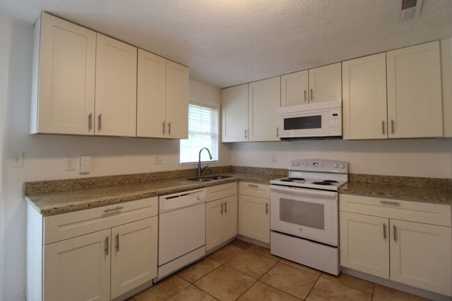 Building Photo - 2 Bedroom 1 Bath Home In Overland Park Kansas