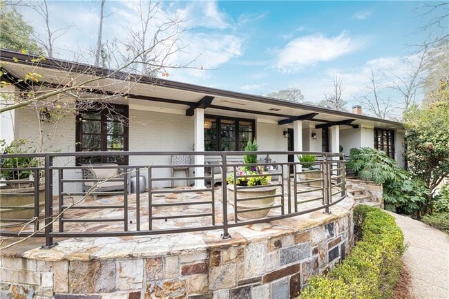 Building Photo - 870 Wellesley Dr NW