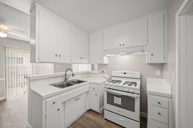 Building Photo - 13627-13637 1/2 Lemoli Ave.