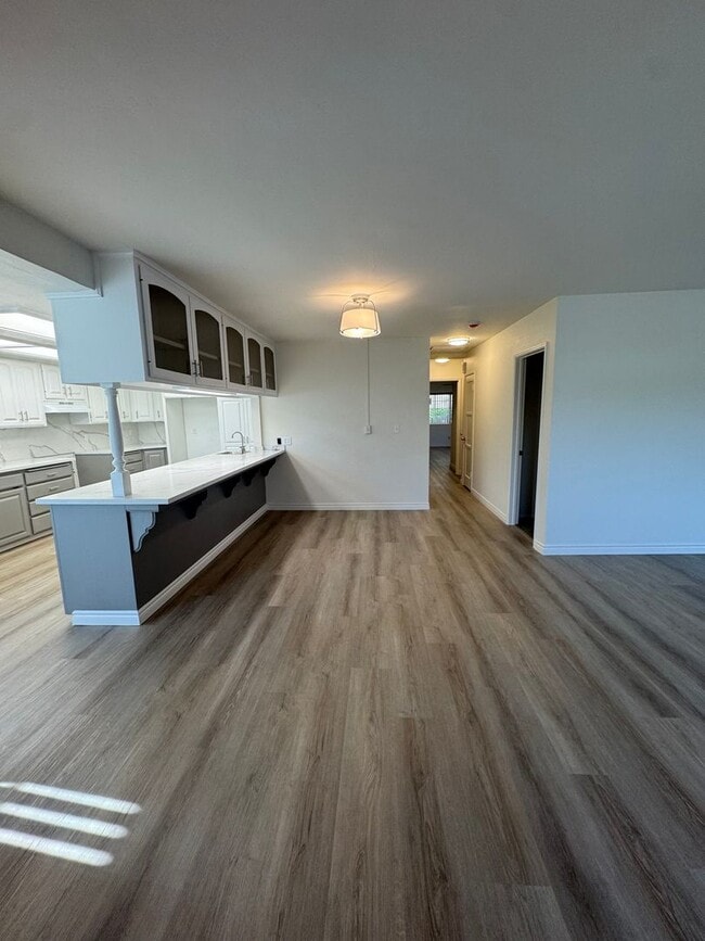 Building Photo - 5 Bedroom, 3.5 Bath, Beautiful 1,856 SQ FT...