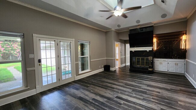 Building Photo - Remodeled with Luxurious Finishes!