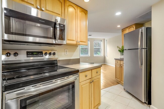 Building Photo - 1 Bedroom Meridian Hill Oasis - Between Ad...