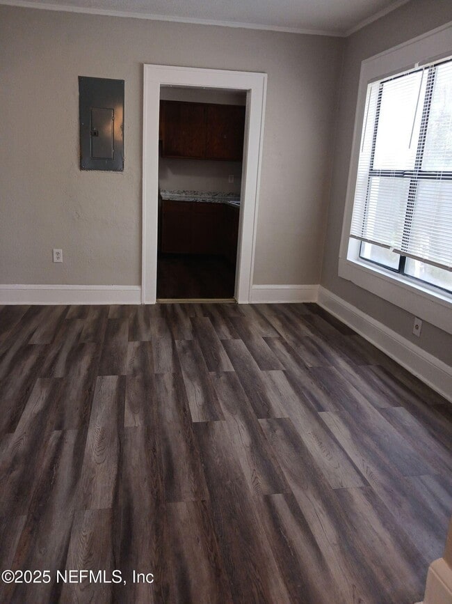 Building Photo - 110 E 15th St