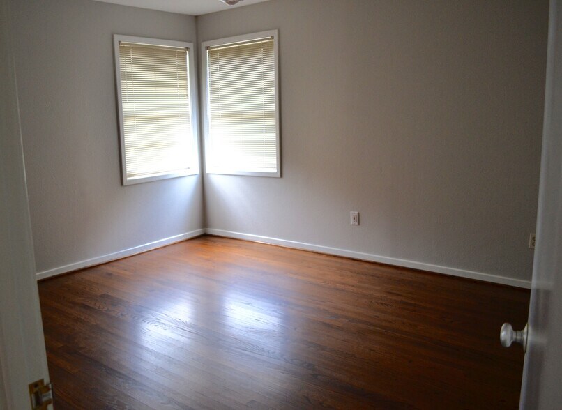 Large bedrooms with newly refinished hardwoods throughout - 1525 Bonnie Brae Street